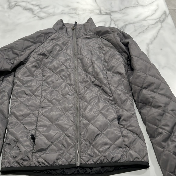 North Face Light Weight Jacket - Picture 2 of 4